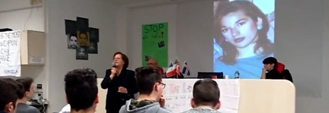 Marisa Fiorani in uno dei tanti incontri a scuola per parlare della figlia, Marcella Di Levrano (alle spalle) Marisa Fiorani in uno dei tanti incontri a scuola per parlare della figlia, Marcella Di Levrano (alle spalle)