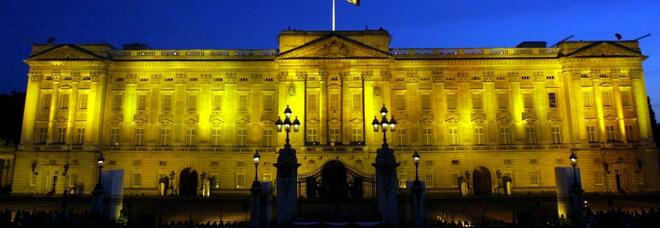 Incoronazione Re Carlo, arrestato sospetto uomo armato vicino a Buckingham Palace: «Ha lanciato cartucce nel parco del palazzo»