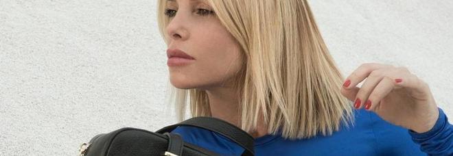 Alessia Marcuzzi presenta la nuova collezione di borse: «Mi ha ispirata un romanzo»