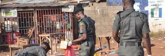 Nigeria, donna kamikaze si fa esplodere davanti alla moschea: 8 morti Nigeria, donna kamikaze si fa esplodere davanti alla moschea: 8 morti