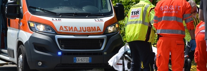 Investe una bambina di 4 anni che cammina con la mamma e scappa Investe una bambina di 4 anni che cammina con la mamma e scappa