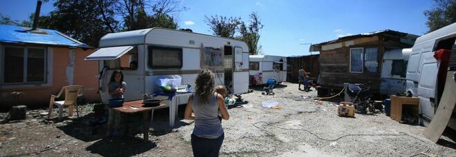 Spari tra famiglie rom in un parcheggio sulla via Pontina: indaga la polizia