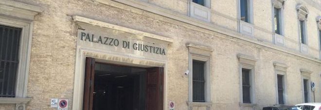 Chiede sesso a pagamento
e poi la palpeggia
in discoteca: condannato