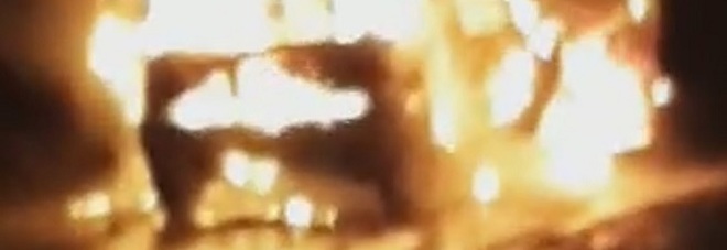POLLENA TROCCHIA. Auto avvolta dalle fiamme, in salvo il conducente POLLENA TROCCHIA. Auto avvolta dalle fiamme, in salvo il conducente