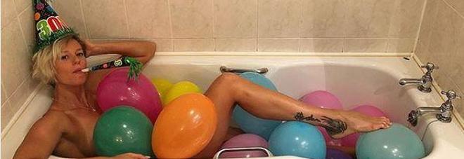 Federica Pellegrini compie 30 anni, per i suoi fan foto sexy in vasca...