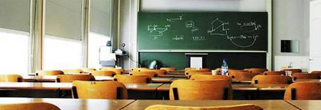 Evade dai domiciliari, va alla scuola del figlio e prende a pugni il prof che gli aveva messo una nota