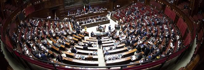 Deputati fanno sesso nei bagni della Camera: «Lei è del M5S, lui della Lega». E impazza il toto-nomi