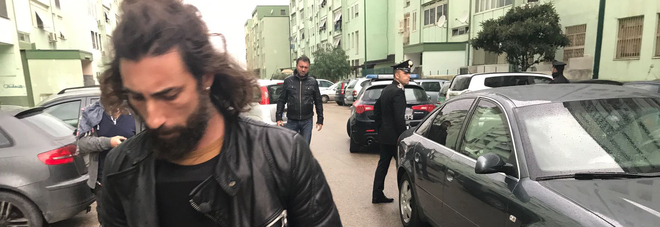 Nuova aggressione per Brumotti e la troupe di "Striscia": nella gang anche un bambino Nuova aggressione per Brumotti e la troupe di "Striscia": nella gang anche un bambino