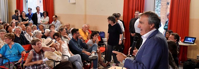 Il sindaco di Venezia Luigi Brugnaro durante l'assemblea ai Frari di giovedì sera Il sindaco di Venezia Luigi Brugnaro durante l'assemblea ai Frari di giovedì sera