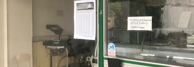 Rifiuti putridi in strada davanti al locale: chiusa la macelleria etnica Rifiuti putridi in strada davanti al locale: chiusa la macelleria etnica