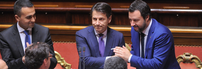 Conte con Di Maio al Senato: «Stop al business migranti. Daspo ai corrotti, aprire alla Russia. Taglio a pensioni sopra i 5.000 euro» Conte con Di Maio al Senato: «Stop al business migranti. Daspo ai corrotti, aprire alla Russia. Taglio a pensioni sopra i 5.000 euro»