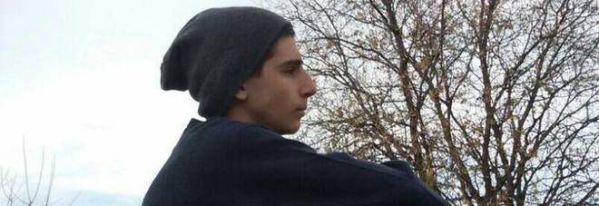 Dove essere un funerale privato, invece si sono presentati In centinai per dare l’ultimo saluto a Berardo Dove essere un funerale privato, invece si sono presentati In centinai per dare l’ultimo saluto a Berardo