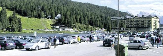 Mai più auto, corriere, camper e moto in sosta a un passo dal lago di Misurina Mai più auto, corriere, camper e moto in sosta a un passo dal lago di Misurina