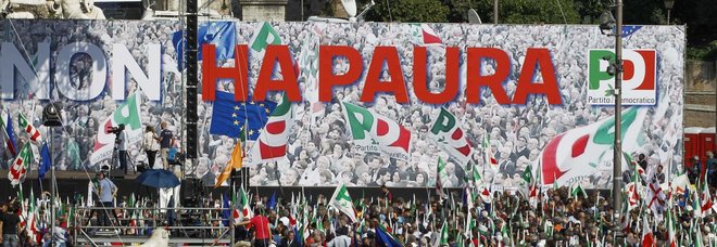 Pd in piazza contro il governo: «Siamo già 70.000». Militanti gridano «Unità, unità» DIRETTA TV