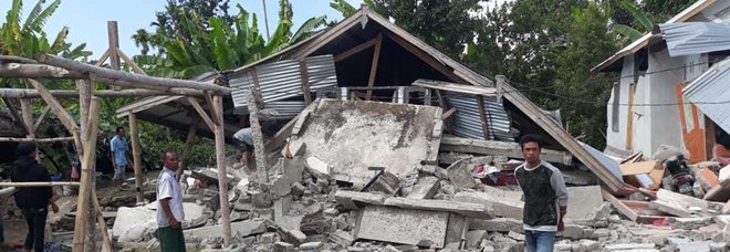 Magnitudo 7, almeno 140 morti e centinaia di feriti Magnitudo 7, almeno 140 morti e centinaia di feriti