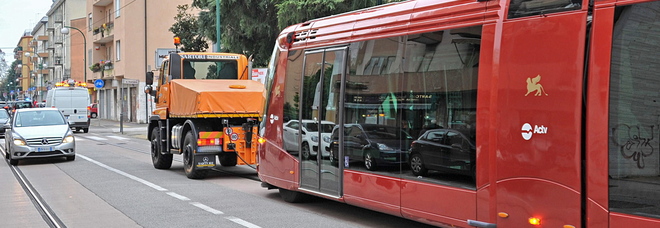 Scontro fra moto e bicicletta, tram bloccato sul Ponte della Libertà Scontro fra moto e bicicletta, tram bloccato sul Ponte della Libertà