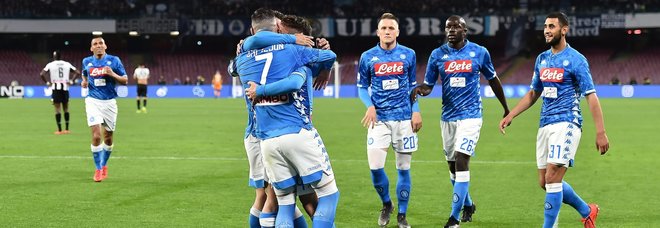 Napoli-Udinese, apre Younes e chiude Mertens, festa del gol al San Paolo. Paura per Ospina