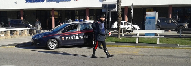 La domenica inizia
con pugni e calci davanti
alla stazione ferroviaria