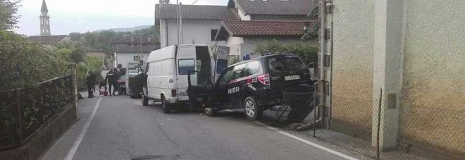 Inseguimento e 14 spari nella notte Fuga dei ladri finisce con lo schianto Inseguimento e 14 spari nella notte Fuga dei ladri finisce con lo schianto