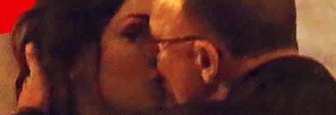 Anna Tatangelo e D'Alessio, torna l'amore: baci e tenerezze a Formentera Anna Tatangelo e D'Alessio, torna l'amore: baci e tenerezze a Formentera