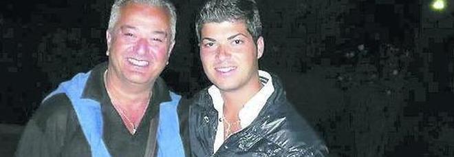 Genova, lo strazio del papà di Giovanni Battiloro: «No ai funerali di Stato, mio figlio è stato ucciso» Genova, lo strazio del papà di Giovanni Battiloro: «No ai funerali di Stato, mio figlio è stato ucciso»