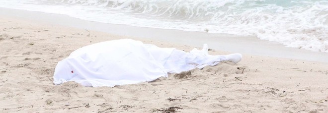 Tragedia in spiaggia: muore mentre nuota, forse un malore Tragedia in spiaggia: muore mentre nuota, forse un malore