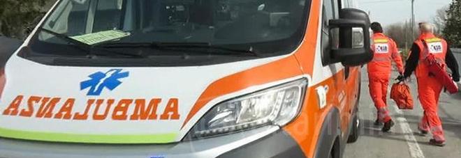 Bimbo di 9 anni si accascia a terra mentre gioca in strada e muore