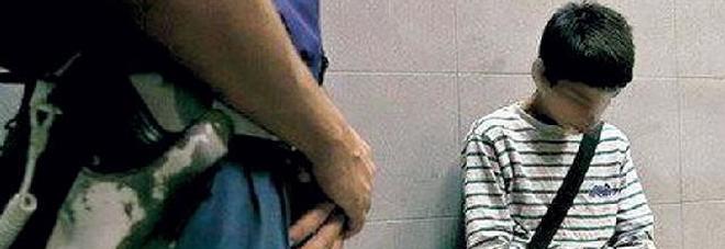 Padre e zio portano il ragazzino a rubare invece che a scuola Padre e zio portano il ragazzino a rubare invece che a scuola