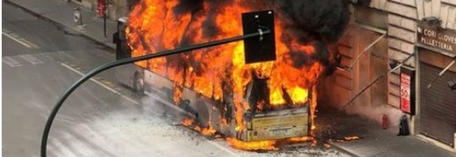 Roma, il passeggero che viaggiava sul bus esploso a via del Tritone: «Abbiamo visto il fumo e siamo scappati»