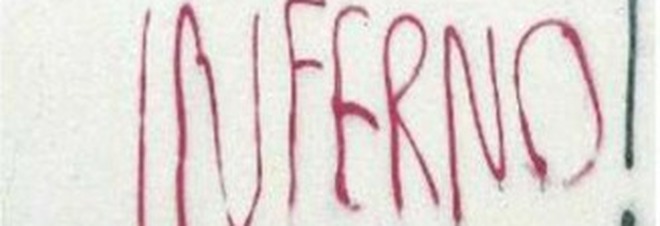 Vandalismi a scuola: 10 studenti sospesi, allertati i genitori che protestano Vandalismi a scuola: 10 studenti sospesi, allertati i genitori che protestano