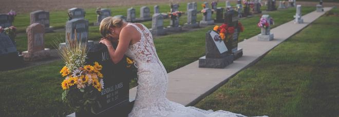 Muore in un incidente prima delle nozze, lei piange sulla tomba vestita da sposa Muore in un incidente prima delle nozze, lei piange sulla tomba vestita da sposa