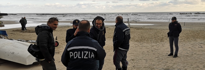 I resti di un piede infilato
in una scarpa affiorano
vicino al torrente Ragnola