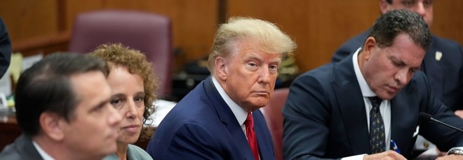 Trump sotto arresto, prese le impronte digitali. Davanti al giudice si difende: «Sono innocente»
