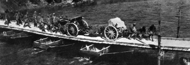 Traino di un pezzo di medio calibro sull'Isonzo durante la prima guerra mondiale Traino di un pezzo di medio calibro sull'Isonzo durante la prima guerra mondiale
