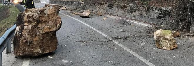 Un macigno si stacca e precipita sulla strada: circolazione interrotta