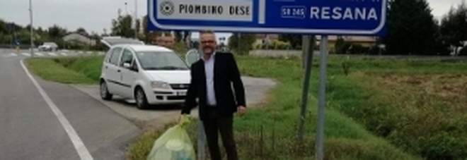 Lancia il sacchetto dei rifiuti dall'auto, il sindaco glielo riporta a casa