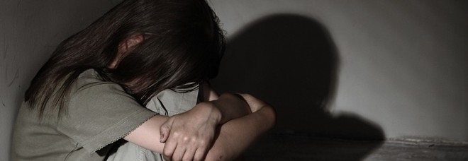 «Nonno mi stupra da quando avevo 7 anni. Mi fece abortire con una stampella per abiti»: la storia choc