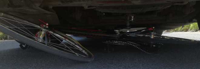 Tiburtina, ciclista finisce sotto le ruote di un tir: trascinato per alcuni metri Tiburtina, ciclista finisce sotto le ruote di un tir: trascinato per alcuni metri