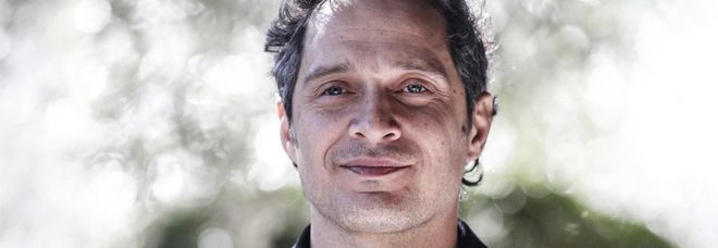 Claudio Santamaria ospite a Sanremo 2019: «Ho un'anima rock, prima o poi gareggerò anche io»