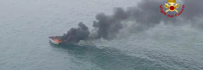 Imbarcazione a fuoco in Adriatico, naufraghi salvati dall'elicottero