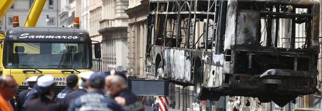 Roma, bus in fiamme in via del Tritone. L'allarme dei sindacati: «Un caso al mese»