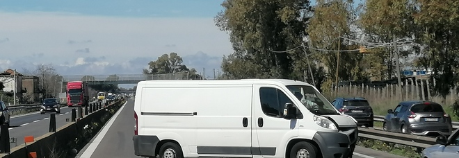 Esplodono gli pneumatici, furgone si schianta contro il guard rail sulla Pontina Esplodono gli pneumatici, furgone si schianta contro il guard rail sulla Pontina