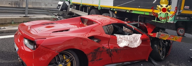 Ferrari 488 si infila sotto il camion, l'incidente in autostrada