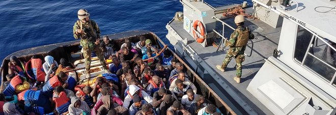 Migranti, 1.400 in salvo in un giorno: dai gommoni recuperati anche due cadaveri Migranti, 1.400 in salvo in un giorno: dai gommoni recuperati anche due cadaveri