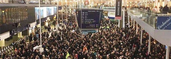 Uomo sui binari, scoppia il caos in stazione: migliaia di pendolari bloccati, rabbia sui social