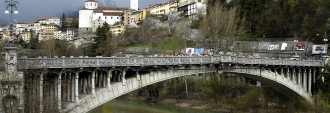 Il ponte della Vittoria sul Piave e sullo sfondo il centro storico di Belluno Il ponte della Vittoria sul Piave e sullo sfondo il centro storico di Belluno