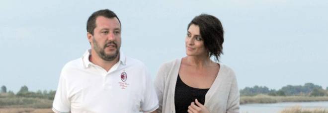Elisa Isoardi, dedica d'amore
a Salvini. La polemica:
«Vi sembra il momento?»