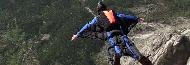 Un base jumper (foto d'archivio) Un base jumper (foto d'archivio)