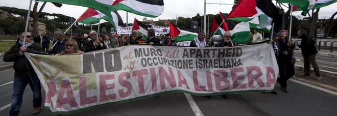 25 aprile a Roma, corteo unitario a rischio. Palestinesi: kefieh e bandiere. Protesta la Comunità ebraica. Campidoglio: no strumentalizzazioni 25 aprile a Roma, corteo unitario a rischio. Palestinesi: kefieh e bandiere. Protesta la Comunità ebraica. Campidoglio: no strumentalizzazioni