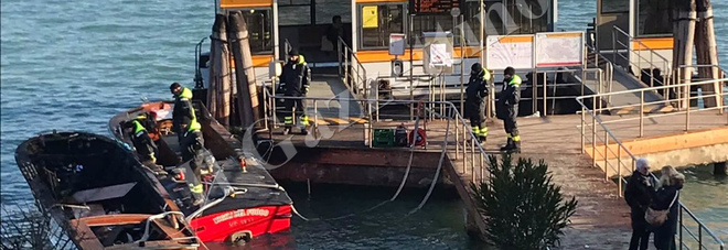 Scoppio nella notte: taxi acqueo dato alle fiamme vicino al pontile Scoppio nella notte: taxi acqueo dato alle fiamme vicino al pontile